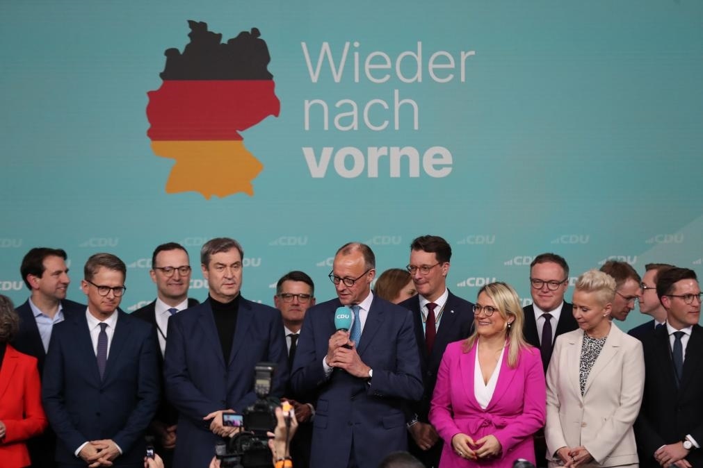 2月23日，在德國(guó)柏林的基督教民主聯(lián)盟總部，聯(lián)盟黨總理候選人默茨（中）在出口民調(diào)顯示領(lǐng)先后接受祝賀。新華社記者杜哲宇攝