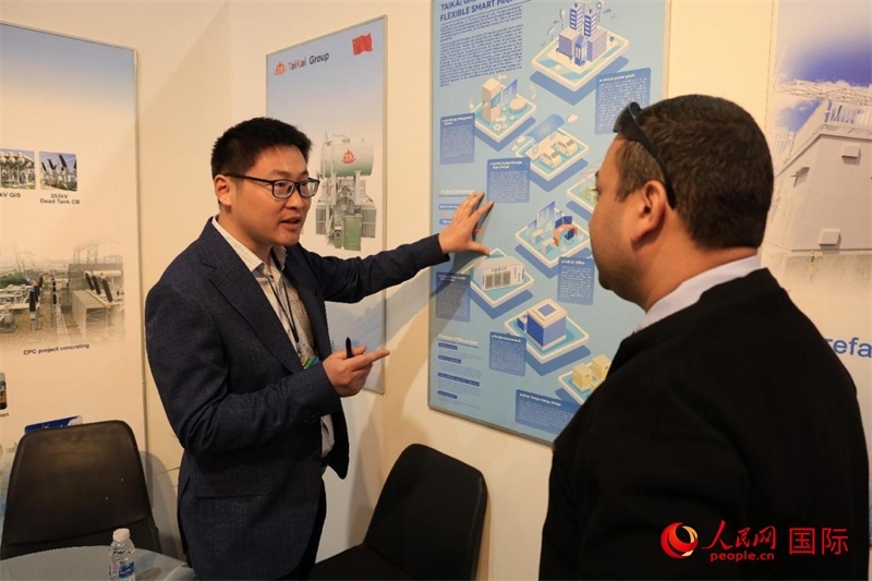一名中國(guó)展商向嘉賓介紹產(chǎn)品。人民網(wǎng)伊納斯·易卜拉欣攝