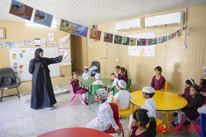 在庫姆扎爾的學校，老師正在給孩子們上課。人民網(wǎng) 塔里克·易卜拉欣攝