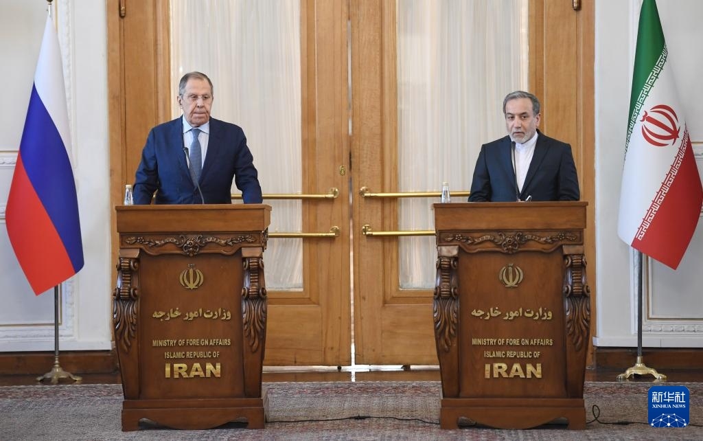 2月25日，在伊朗德黑蘭，伊朗外交部長阿拉格齊（右）與俄羅斯外長拉夫羅夫出席聯(lián)合新聞發(fā)布會。新華社記者 沙達(dá)提 攝