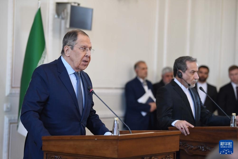 2月25日，在伊朗德黑蘭，俄羅斯外長拉夫羅夫（左）與伊朗外交部長阿拉格齊出席聯(lián)合新聞發(fā)布會。新華社記者 沙達(dá)提 攝