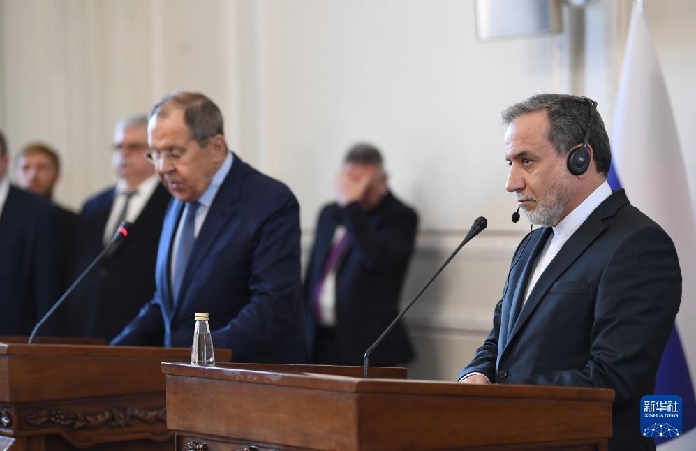 2月25日，在伊朗德黑蘭，伊朗外交部長阿拉格齊（右）與俄羅斯外長拉夫羅夫出席聯(lián)合新聞發(fā)布會。新華社記者 沙達(dá)提 攝