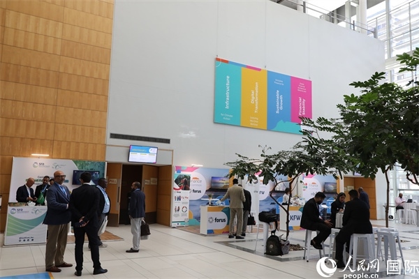 第5屆“共同金融”峰會在南非開普敦國際會議中心開幕。圖為與會嘉賓正在交談。人民網(wǎng)記者 戴楷然攝