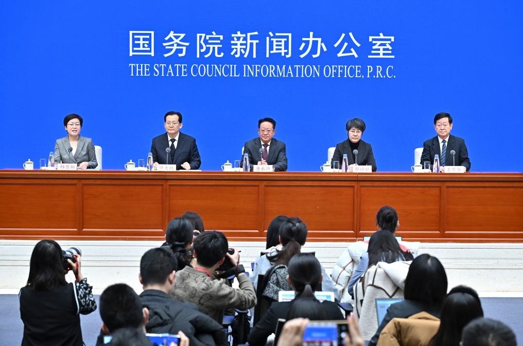 2月28日，國務(wù)院新聞辦公室在北京舉行國務(wù)院政策例行吹風會，民政部副部長唐承沛、財政部副部長郭婷婷、自然資源部副部長許大純、住房城鄉(xiāng)建設(shè)部副部長姜萬榮和國務(wù)院新聞辦公室新聞發(fā)言人介紹2024年國務(wù)院部門辦理全國人大代表建議和全國政協(xié)提案工作有關(guān)情況，并答記者問。新華社記者 李鑫 攝