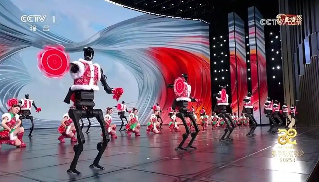 △今年春晚，宇樹科技人形機器人身穿東北特色的花棉襖扭秧歌，呈現(xiàn)出全新視覺效果。