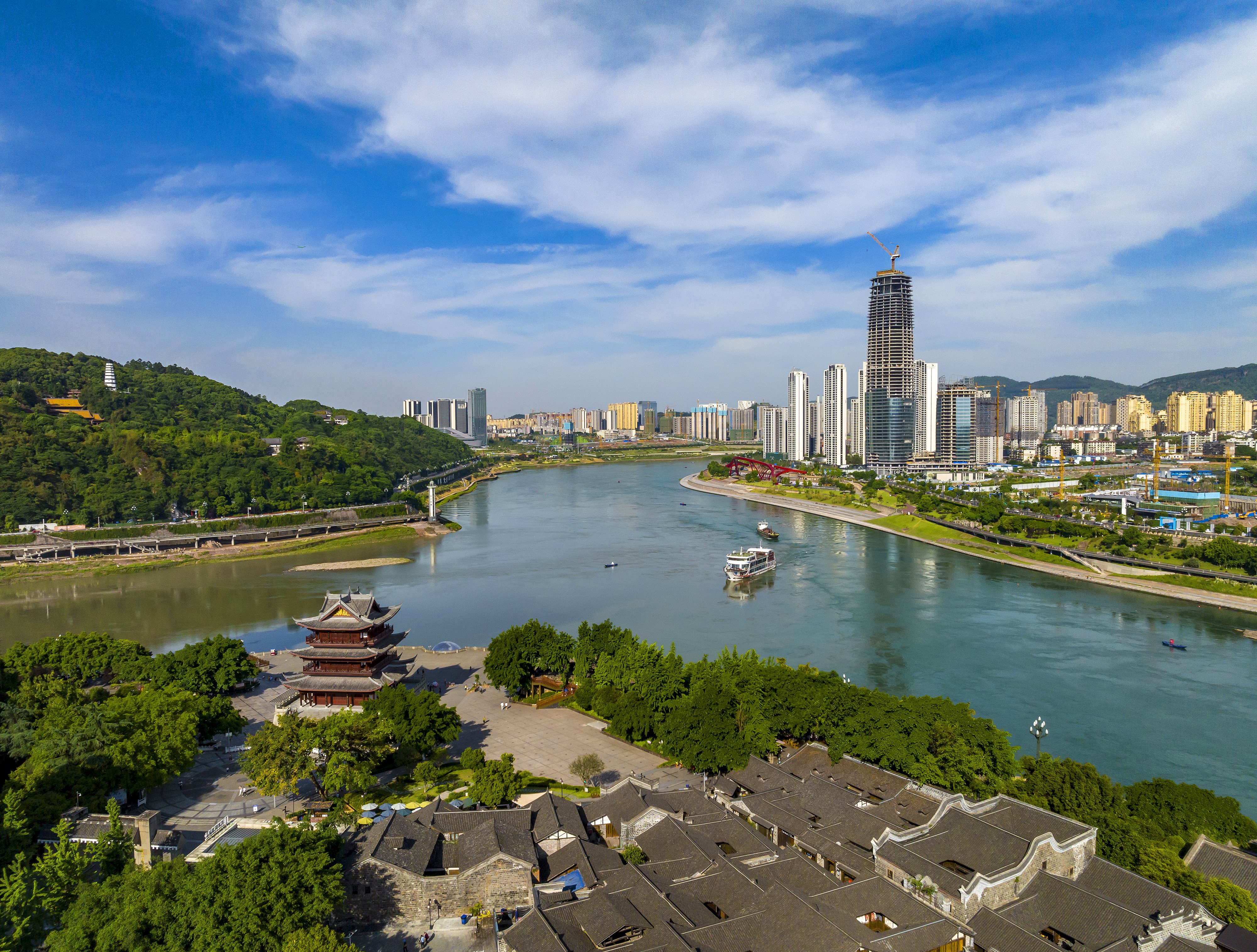 “長江首城”四川宜賓，經(jīng)過長江生態(tài)綜合治理后的三江交匯處風光。