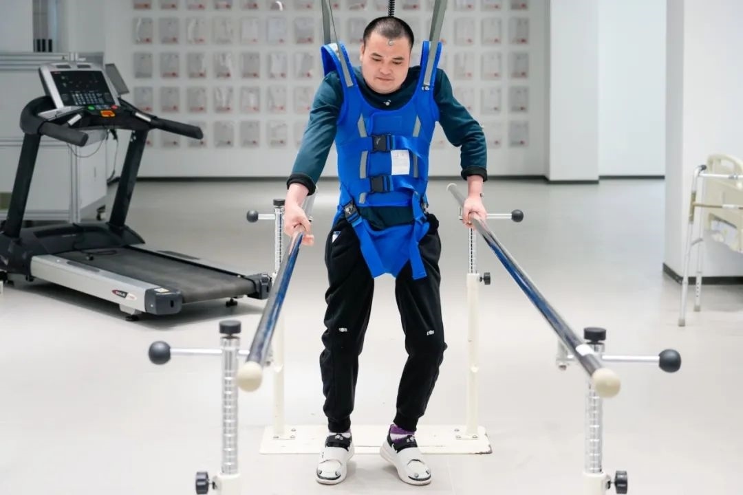 在術(shù)后第14天，患者依靠自身運(yùn)動(dòng)意圖行走。復(fù)旦大學(xué)供圖
