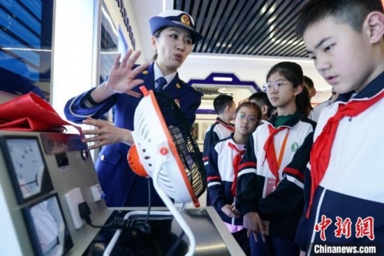 圖為學(xué)生們參觀道里區(qū)消防救援大隊(duì)消防科普體驗(yàn)館內(nèi)電器火災(zāi)演示實(shí)驗(yàn)臺(tái)。中新社記者 趙宇航 攝