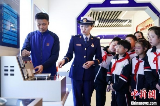 圖為學(xué)生們參觀道里區(qū)消防救援大隊(duì)消防科普體驗(yàn)館內(nèi)電器火災(zāi)演示實(shí)驗(yàn)臺(tái)。中新社記者 趙宇航 攝