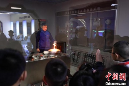 圖為學(xué)生們參觀道里區(qū)消防救援大隊(duì)消防科普體驗(yàn)館內(nèi)火場(chǎng)真實(shí)體驗(yàn)演示區(qū)。中新社記者 趙宇航 攝