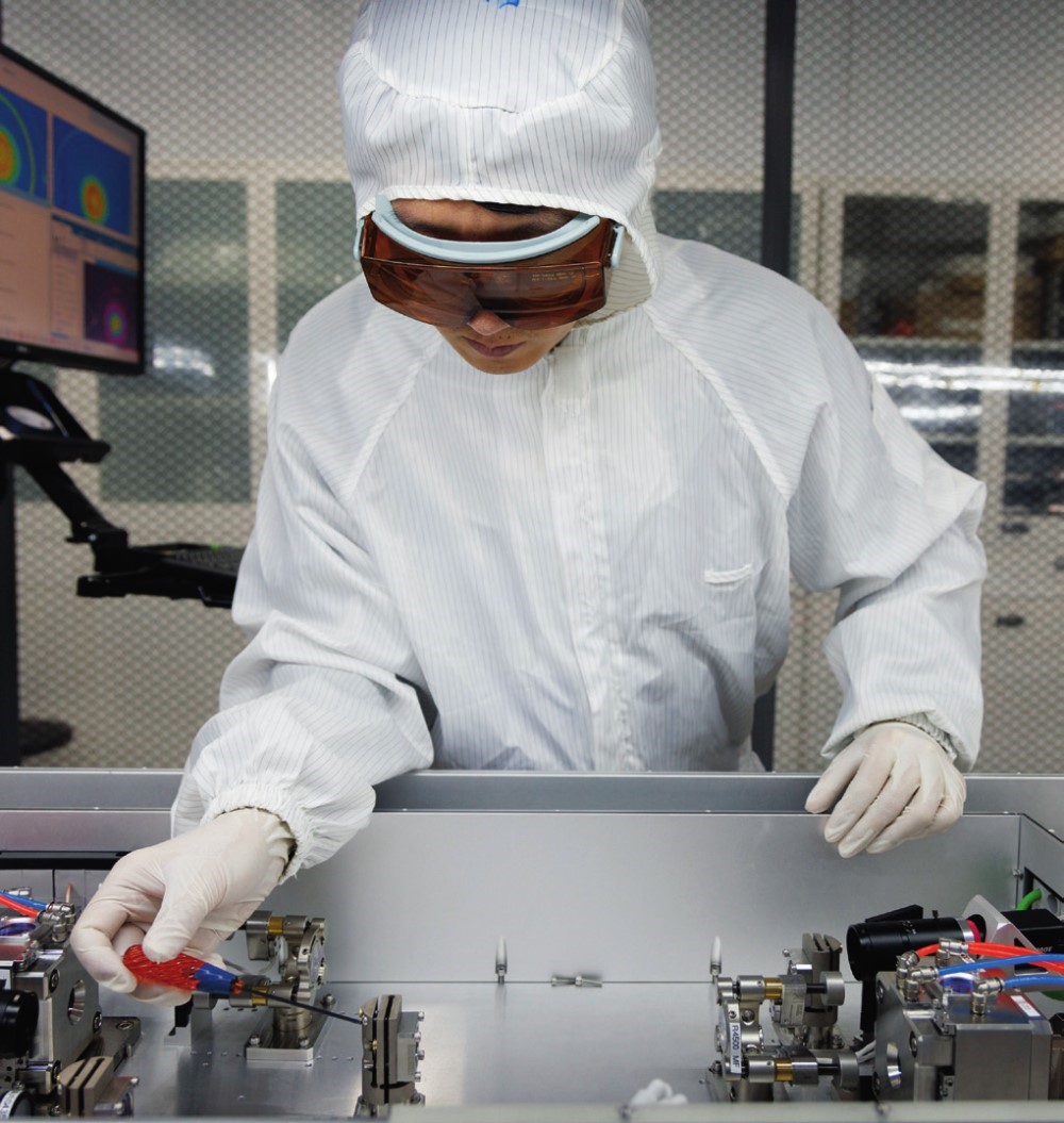 科研人員在廣東東莞阿秒科學(xué)中心實驗室調(diào)試高性能激光器（2025年1月10日攝）。金立旺攝/本刊