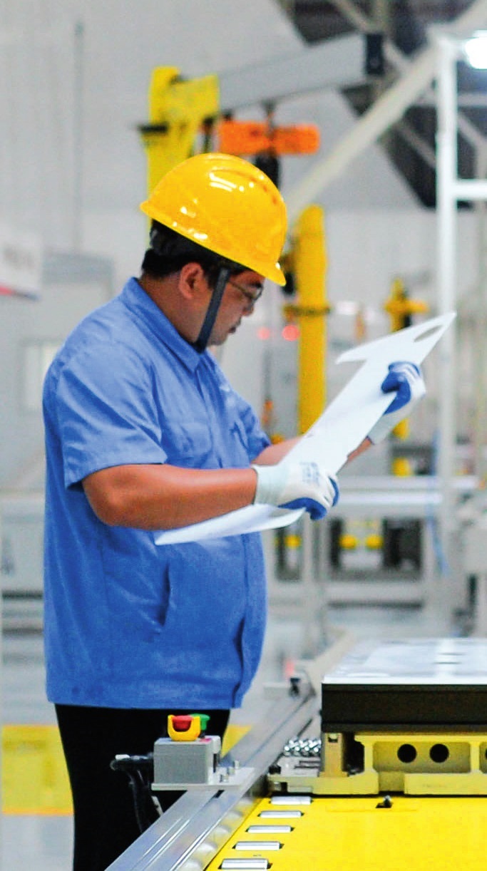 工人在位于廣東珠海的緯景儲能珠?！俺珿工廠”工作（2024年5月19日攝）。李任滋攝/本刊