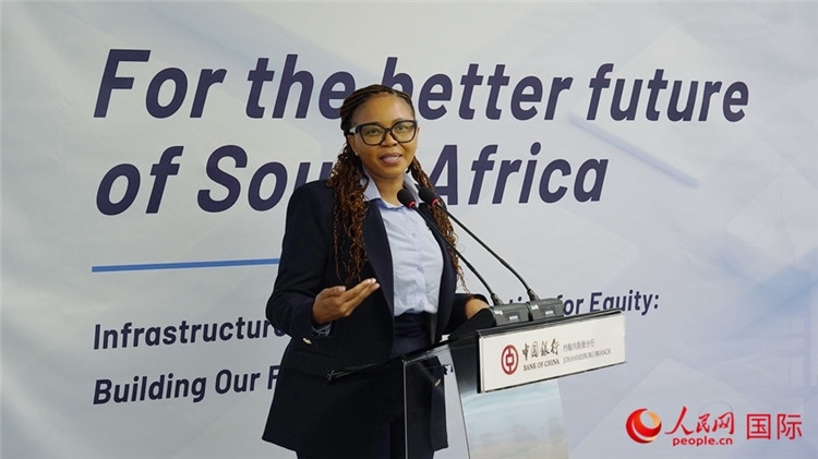 馬塞莫拉女士詳細介紹了南非政府在基礎設施建設方面的最新規(guī)劃和社會公益項目。人民網(wǎng) 劉暢攝