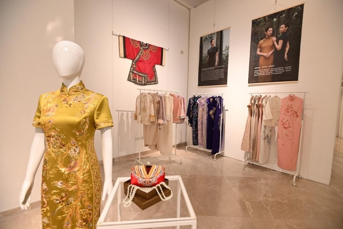 展覽現(xiàn)場展出各種款式的精美旗袍。新加坡中國文化中心供圖
