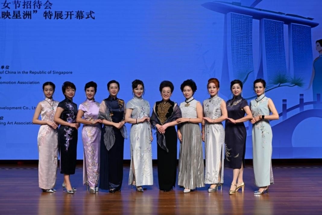 海派旗袍走秀展示著不同款式旗袍的獨(dú)特魅力。新加坡中國文化中心供圖