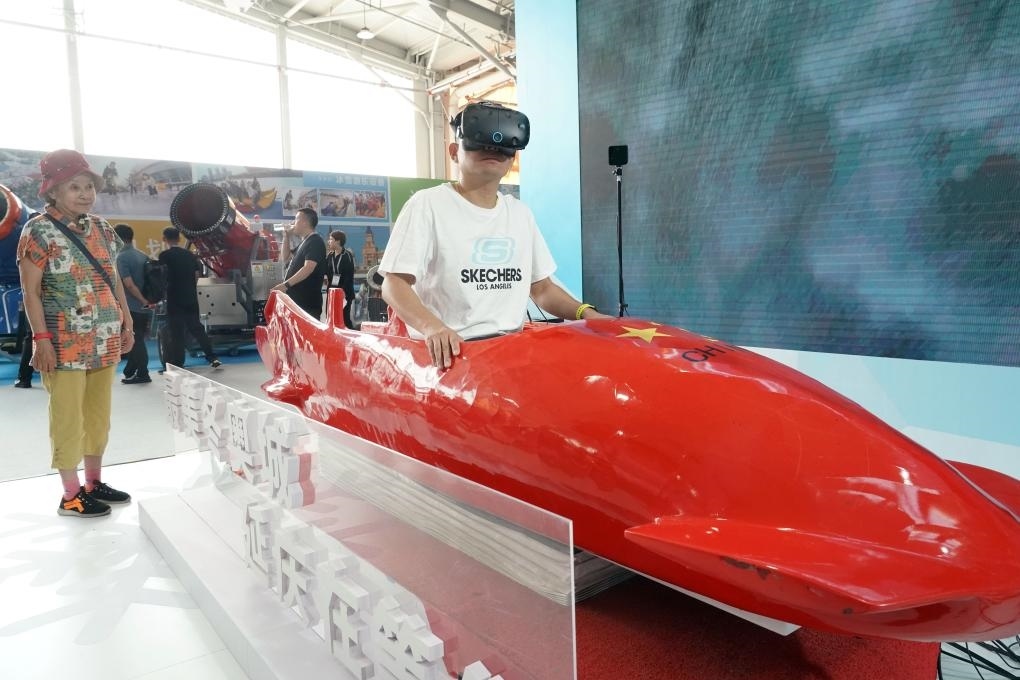 2023年9月15日，觀眾在2023國際冬季運動（北京）博覽會現(xiàn)場通過VR設備體驗雪車。新華社記者 任超 攝