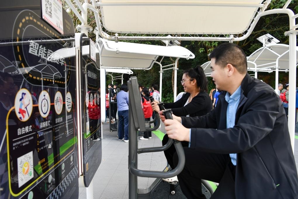 2024年1月20日，市民在蓮花山公園西區(qū)室外智能健身房參加競賽活動。當日，深圳市室外智能健身競賽活動舉行。新華社記者 梁旭 攝