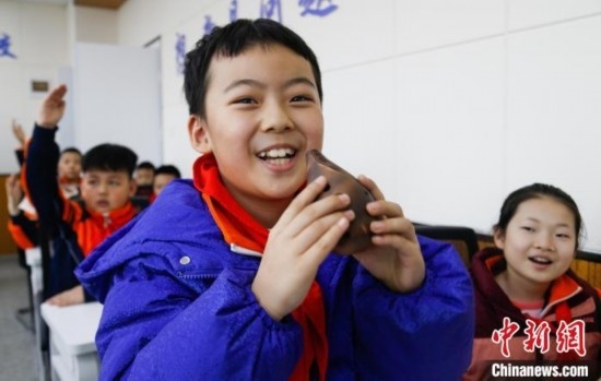 圖為學(xué)生在“國寶音樂會”社教課中體驗(yàn)吹陶塤。中新社記者 馬銘言 攝