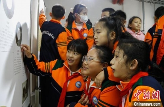 圖為學(xué)生參觀青海省博物館“1+3”主題流動展覽，了解在青海喇家遺址出土的齊家文化 · 玉三璜聯(lián)璧。中新社記者 馬銘言 攝