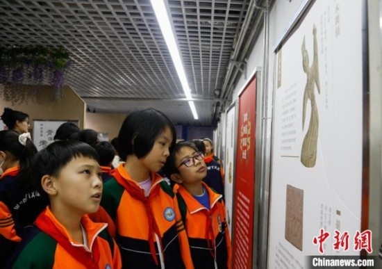 圖為學(xué)生參觀青海省博物館“1+3”主題流動展覽，了解木舞俑。中新社記者 馬銘言 攝
