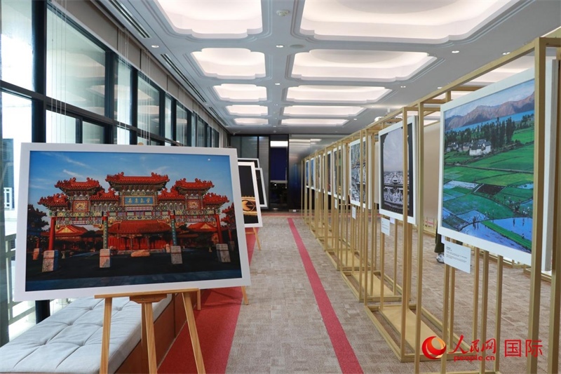 “遇見”攝影展現(xiàn)場。朱瀟逸攝