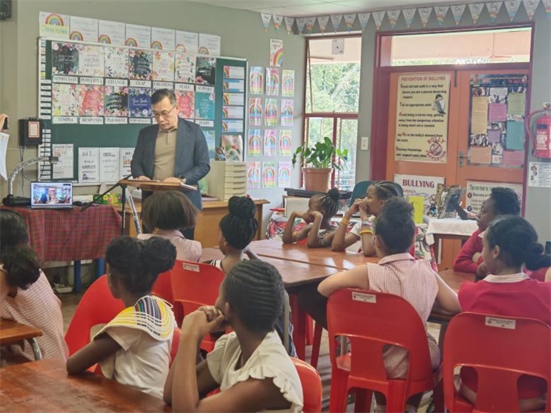 中國(guó)文化中心孔子課堂外方院長(zhǎng)陸志雷博士發(fā)言。