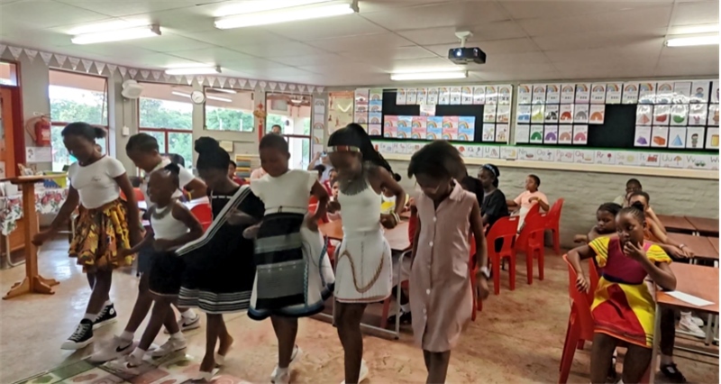 南非學(xué)生表演非洲歌舞，