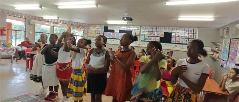 南非學(xué)生展示民族服飾，合唱《聽(tīng)我說(shuō)謝謝你》。