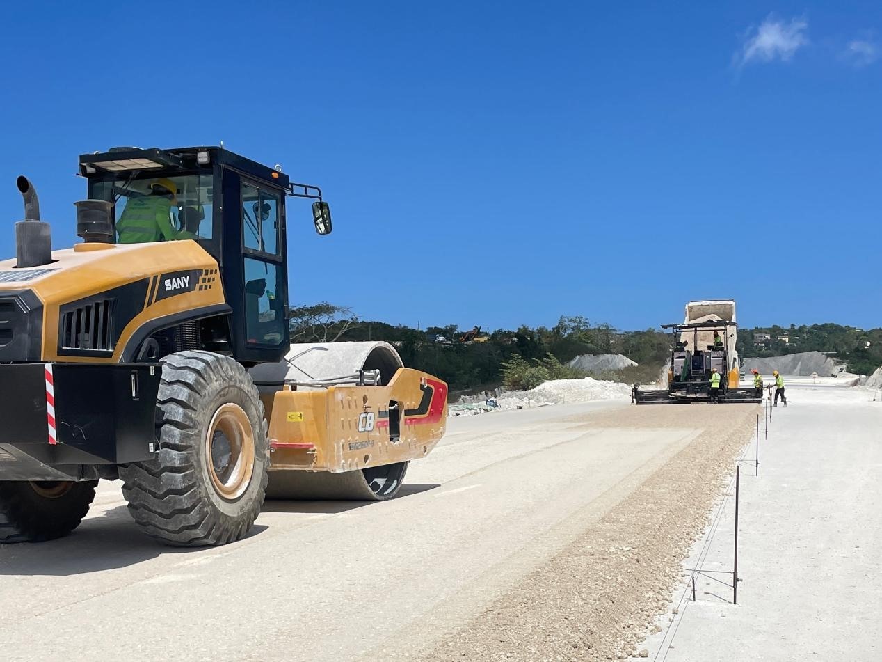 圖為中企承建的牙買加蒙特哥貝繞城路項目基層試驗段正在進行攤鋪和碾壓施工，相關(guān)施工工作已于日前順利完成。中國港灣美洲區(qū)域公司供圖