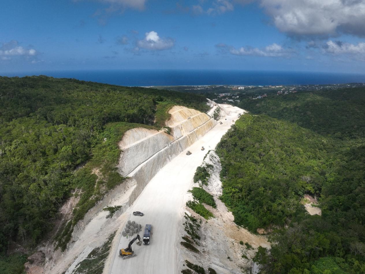 圖為中企承建的牙買加蒙特哥貝繞城路項目基層試驗段正在進行攤鋪和碾壓施工，相關(guān)施工工作已于近日順利完成。中國港灣美洲區(qū)域公司供圖