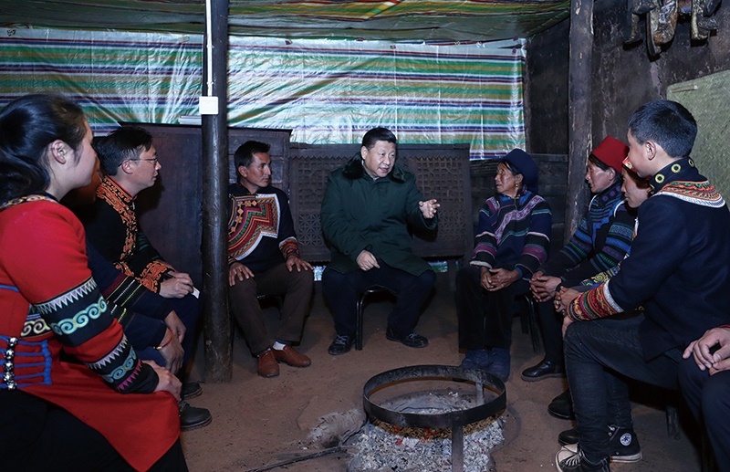 △2018年2月11日，四川涼山彝族自治州昭覺縣三岔河鄉(xiāng)三河村，習(xí)近平總書記來到村民節(jié)列俄阿木家中看望。