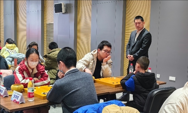 常昊觀戰(zhàn)年輕棋手們比賽。人民網(wǎng)記者 李乃妍攝