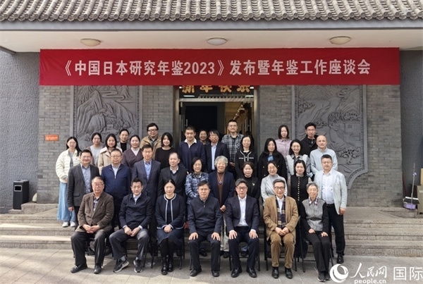 部分與會(huì)嘉賓合影留念。人民網(wǎng)記者 陳建軍攝