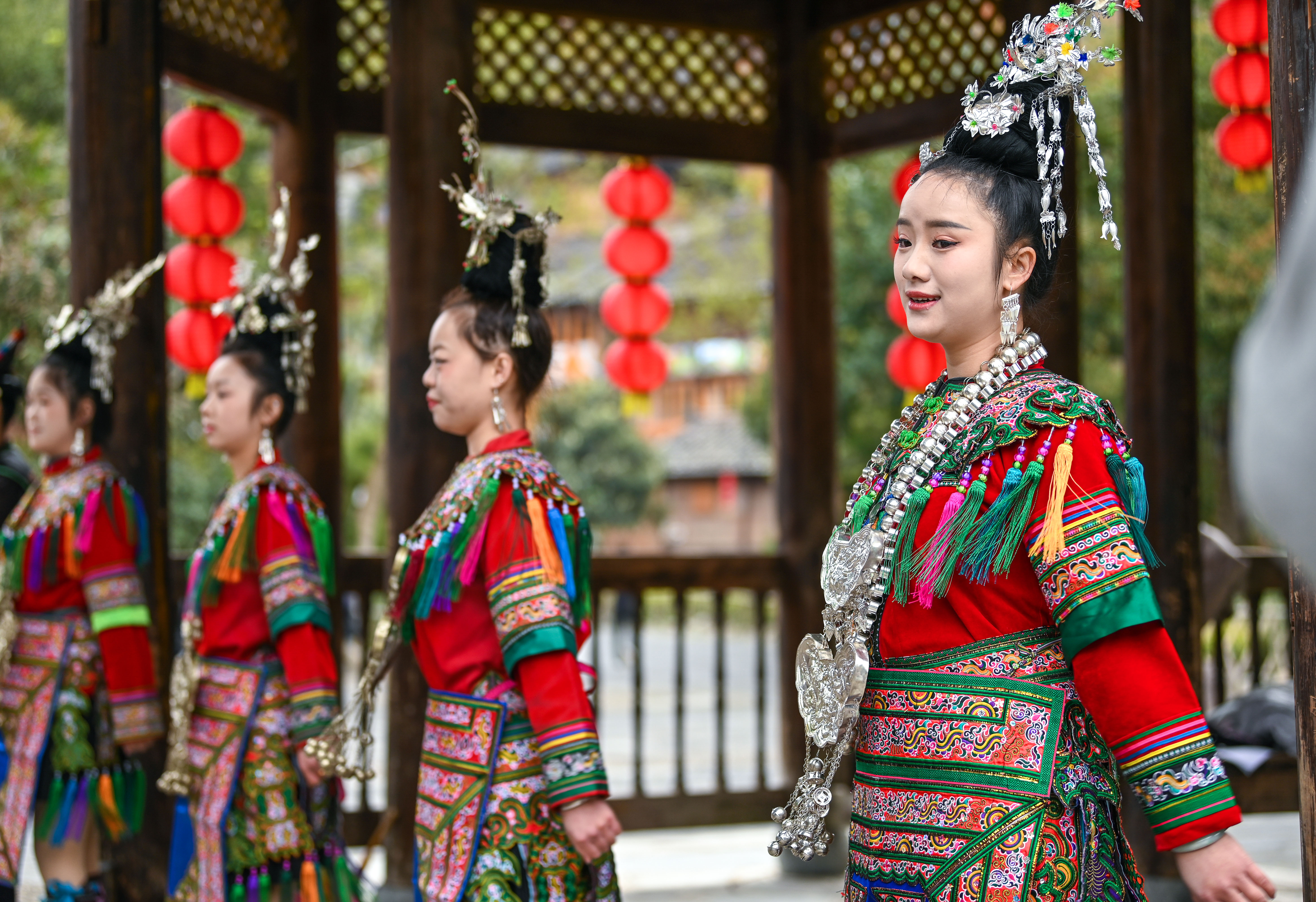  2025年3月18日，侗族群眾在貴州省黎平縣肇興侗寨給游客演唱侗族大歌。