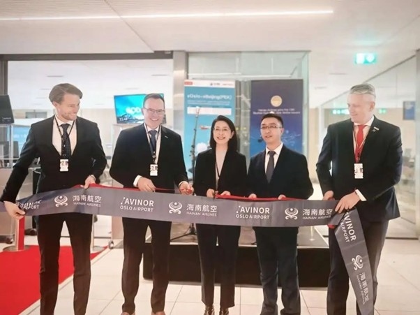 中國駐挪威大使侯悅（中）出席海航奧斯陸—北京直航開航儀式。中國駐挪威大使館供圖
