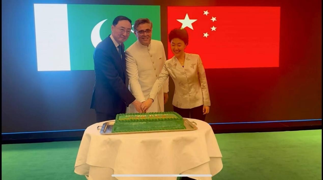 外交部副部長(zhǎng)孫衛(wèi)東（左）、巴基斯坦駐華大使卡里爾·哈什米（中）、中聯(lián)部副部長(zhǎng)孫海燕（右）共切蛋糕。巴基斯坦駐華大使館供圖