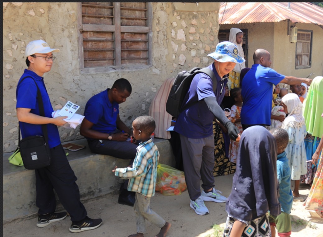 專家組向村民發(fā)放健康教育手冊和健康教育用品。專家組供圖