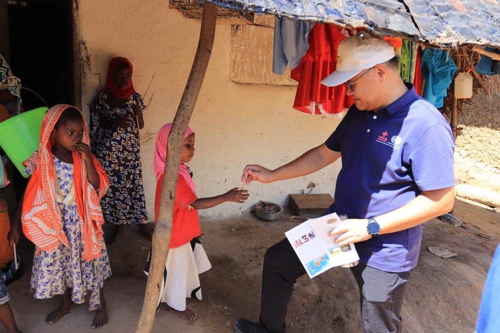 專家組向村民發(fā)放健康教育手冊和健康教育用品。專家組供圖