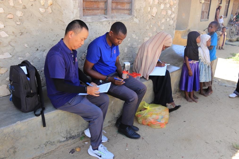 專家組指導(dǎo)非方疾控人員開展疾病篩查工作。專家組供圖