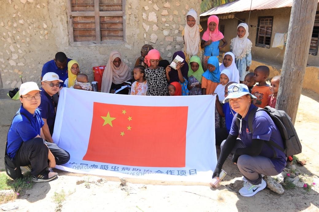 專家組與當(dāng)?shù)卮迕窈嫌?。專家組供圖