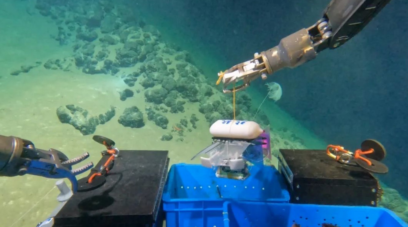 北航深海小型機(jī)器人在深海測(cè)試。校方供圖
