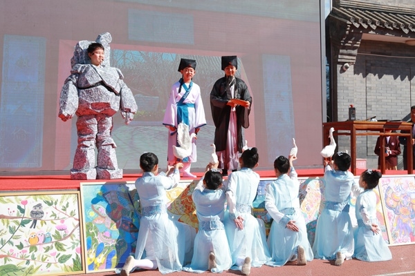 展覽開(kāi)幕式上，府學(xué)學(xué)子上演情景劇《鵝池》。府學(xué)胡同小學(xué)供圖