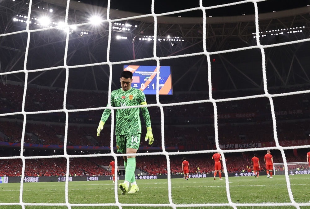 3月25日，中國隊(duì)守門員王大雷在球隊(duì)丟球后。新華社記者 曹燦 攝