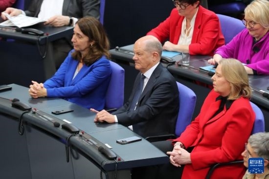 3月25日，在德國柏林，朔爾茨（中）出席新一屆德國聯(lián)邦議院首次全體會(huì)議。新華社記者 杜哲宇 攝