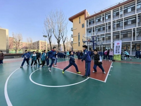 北京師范大學(xué)實(shí)驗(yàn)小學(xué)開展跳繩比賽。