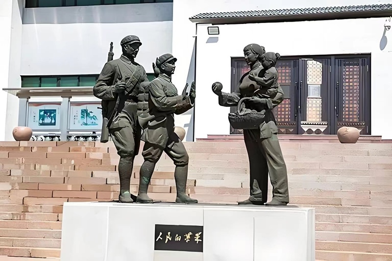 錦州蘋果廉政文化展覽館前的《人民的蘋果》主題雕塑。（由遼沈戰(zhàn)役紀(jì)念館供圖）