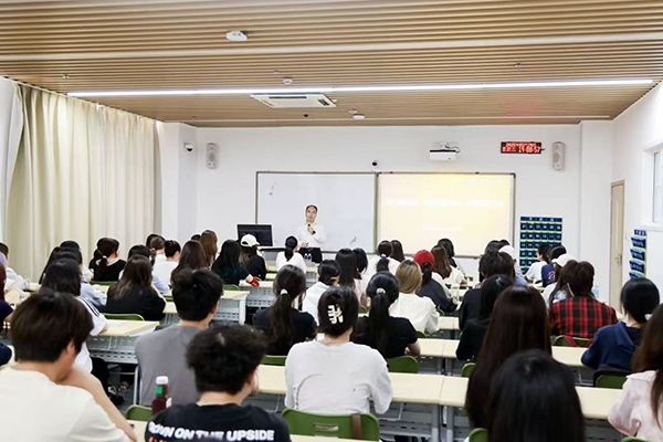 深圳職業(yè)技術(shù)大學(xué)黨委副書記、校長(zhǎng)許建領(lǐng)為學(xué)生授課。學(xué)校供圖