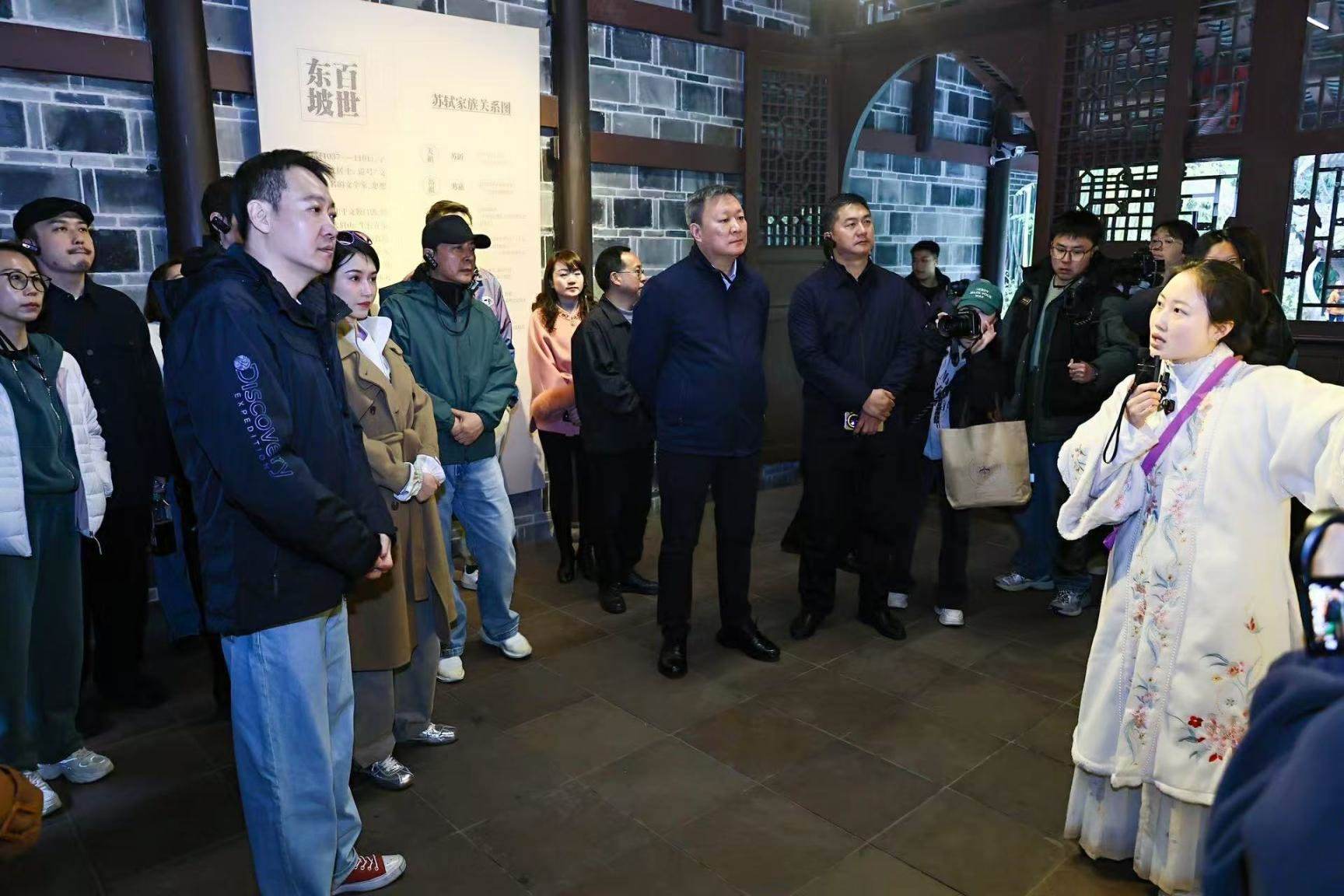 《蘇堤春曉》劇組在眉山三蘇祠參觀學(xué)習(xí)。受訪者供圖