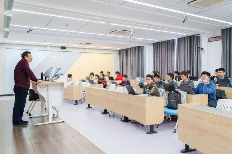 北航面向全校本科生開設《人工智能導論》通識必修課。校方供圖