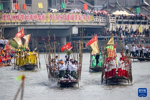 ?4月4日，選手在參加茅山會船盛會。新華社發(fā)（湯德宏 攝）